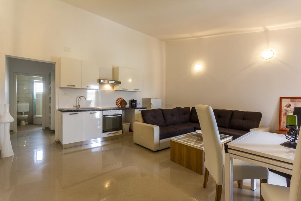 Apartments Gloria Ližnjan Eksteriør bilde
