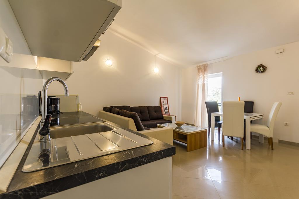 Apartments Gloria Ližnjan Eksteriør bilde